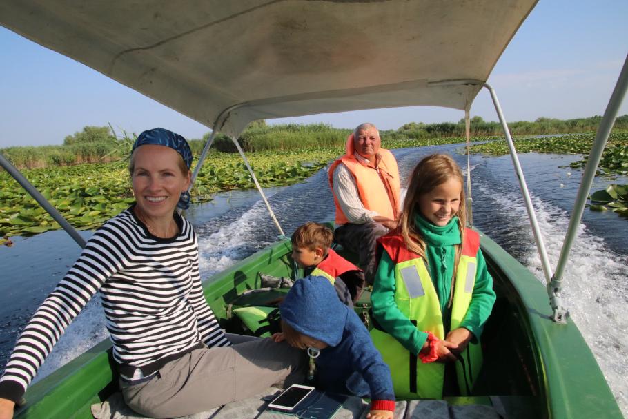 Auf dem Rückweg wird Mattis müde und quengelig. Annabell hält ihn mit dem Handy bei Laune.