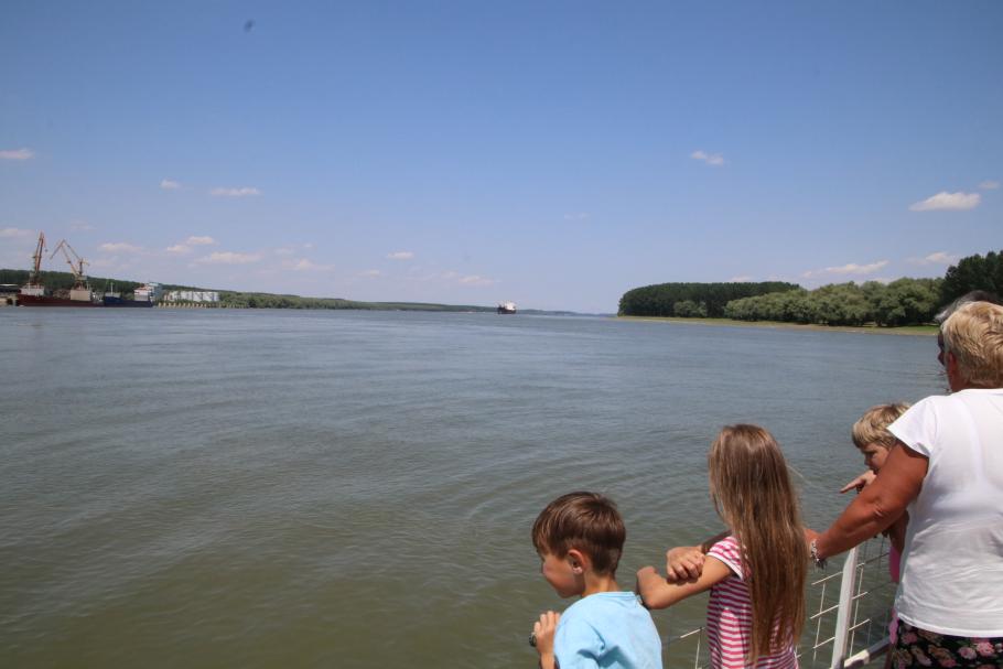 Die Überfahrt ist kurz, kaum sind wir fürs Foto ausgestiegen, müssen wir schon zurück ins Auto.
