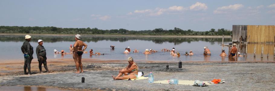 Die Stammgäste erkennt man nicht an der Sonnenbräune sondern an der Heilschlamm-Schwärze.