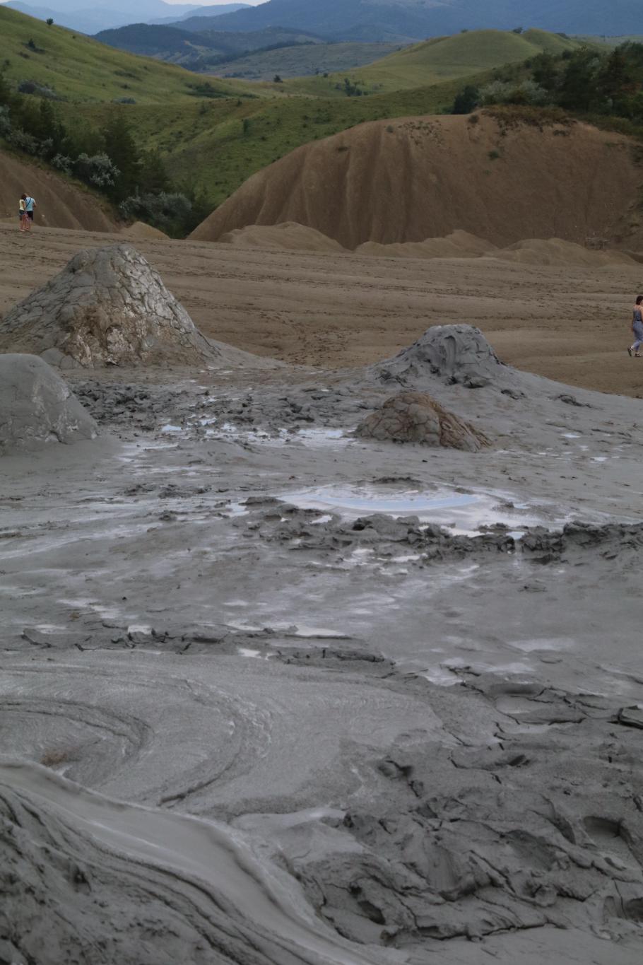 Überall blubbert und brodelt es. Aus 3000 Metern Tiefe steigen heiße Dämpfe, kochendes Wasser und jede Menge Schlamm an die Oberfläche.
