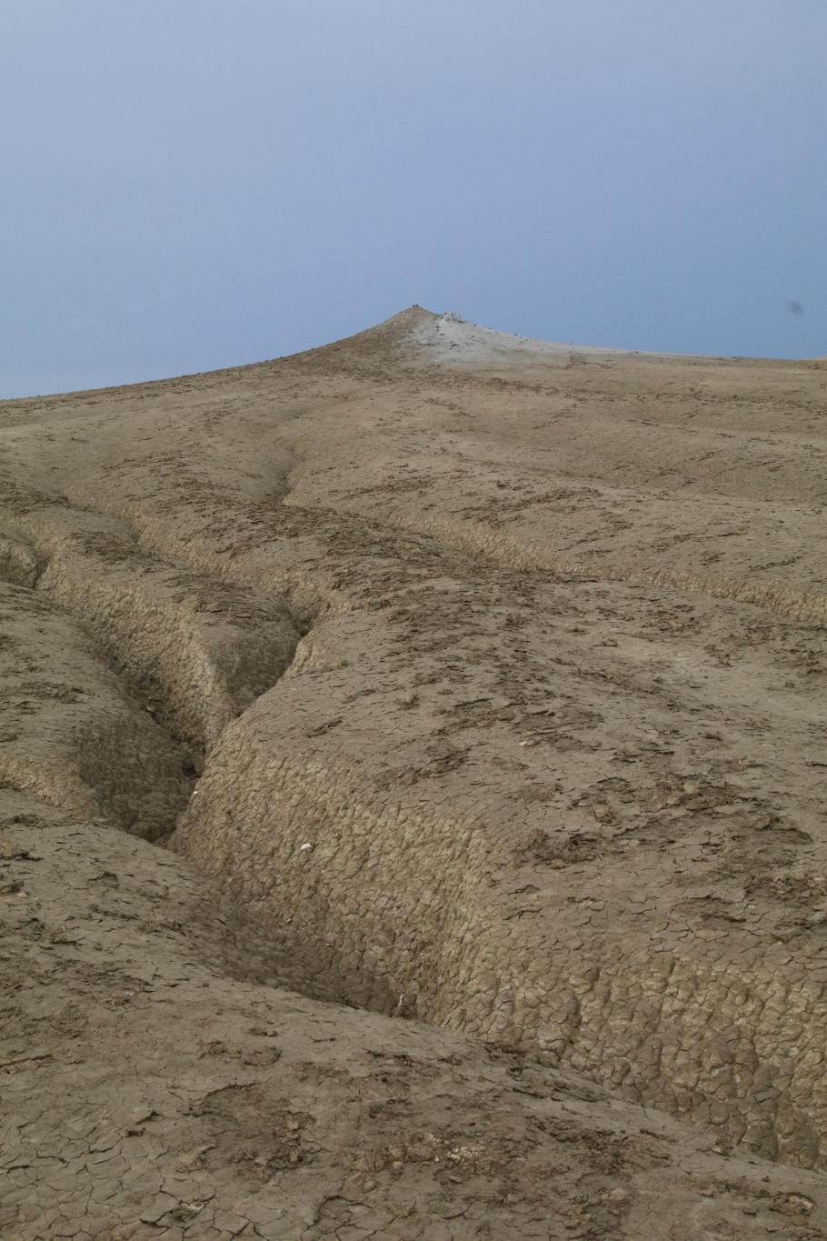 Kraterlandschaft: Der Regen spühlt tiefe Furchen in die Hügel aus getrocknetem Schlamm.