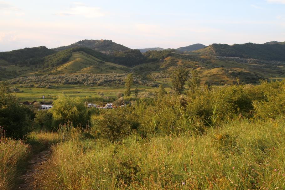 Im Tal liegt der Zeltplatz. Die Abendsonne trocknet den letzten Regen weg.