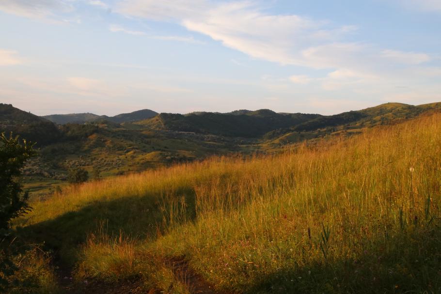 Die Hügel baden in den letzten Sonnenstrahlen.