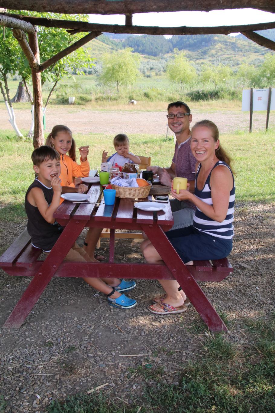 Erstmal gibt es ein ordentliches Frühstück - für die Kinder. Anke und ich fasten.