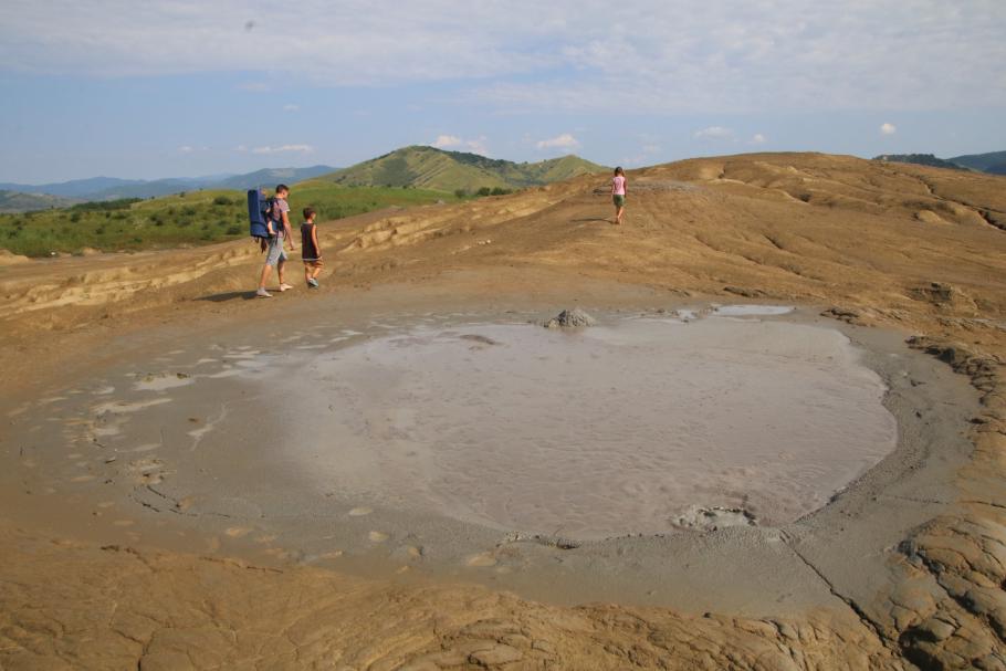 Es gibt auch kochende Schlammteiche mit mehreren Metern Durchmesser. Baden wird nicht empfohlen.