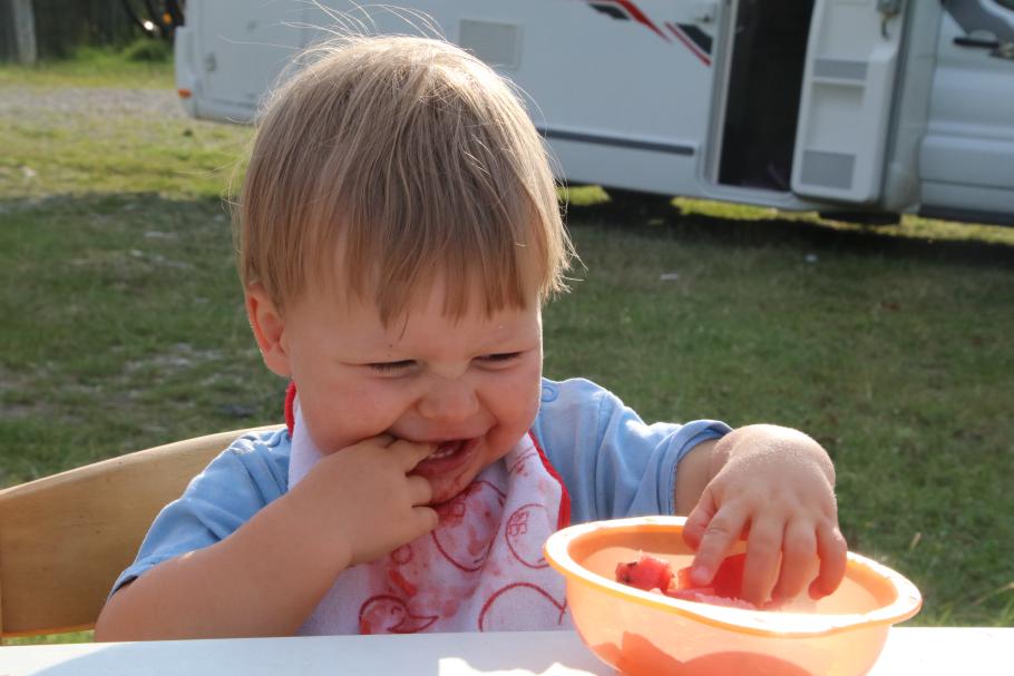 Auch Mattis hat Pilze gegessen. Melone stopft er aber lieber in sich rein.