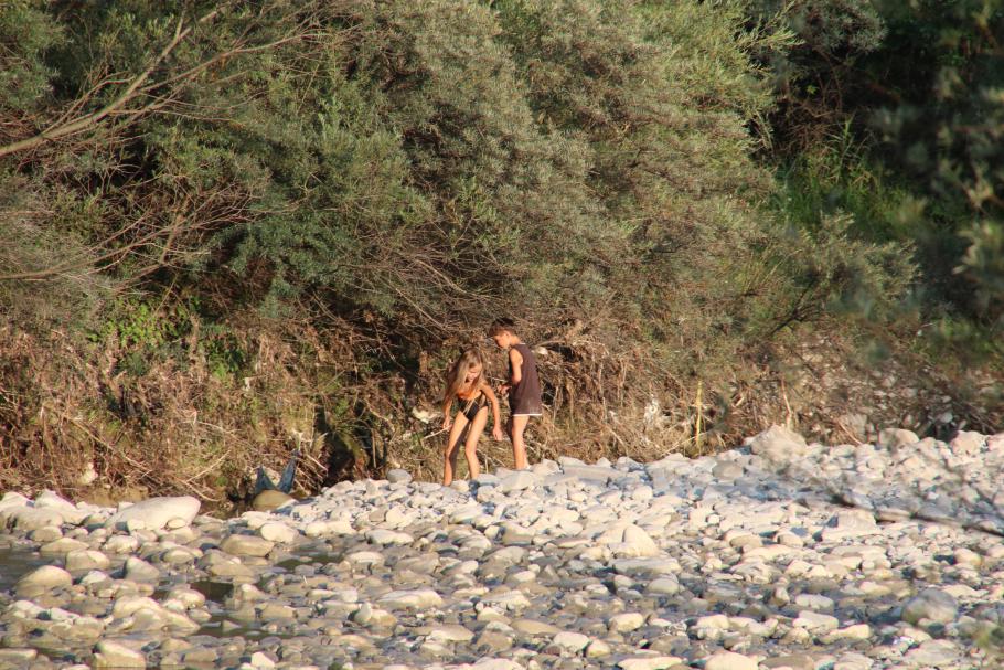 Die Kinder spielen am Abend noch ein wenig im Flussbett, in dem jetzt wieder ein kleiner Bach fließt.