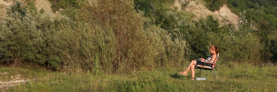 Anke tankt Abendsonne und plant den nächsten Tag.