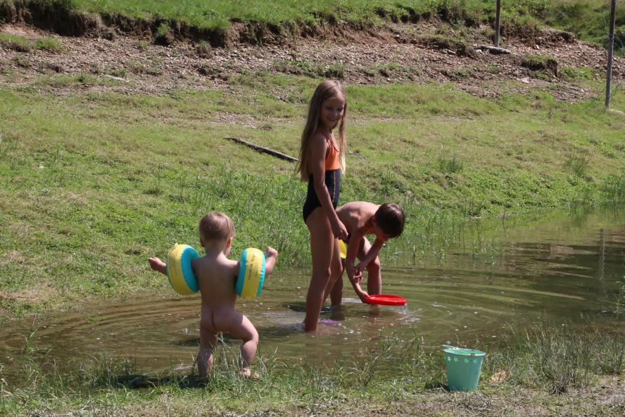 An der flachen Stelle hat das Wasser Badewannentemperatur.