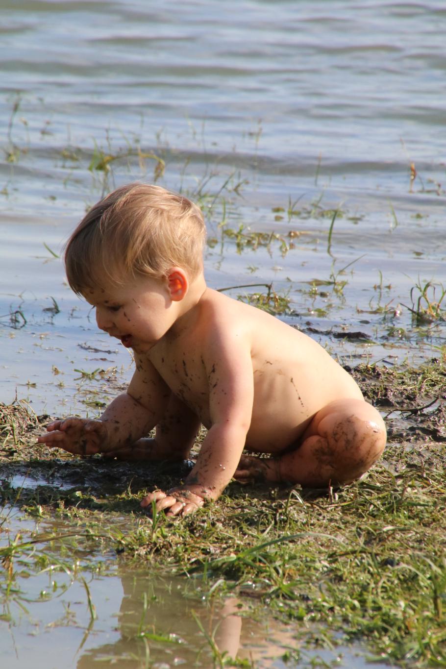 Kurz bevor wir gehen wollen, entdeckt Mattis wie toll der Schlamm ist.