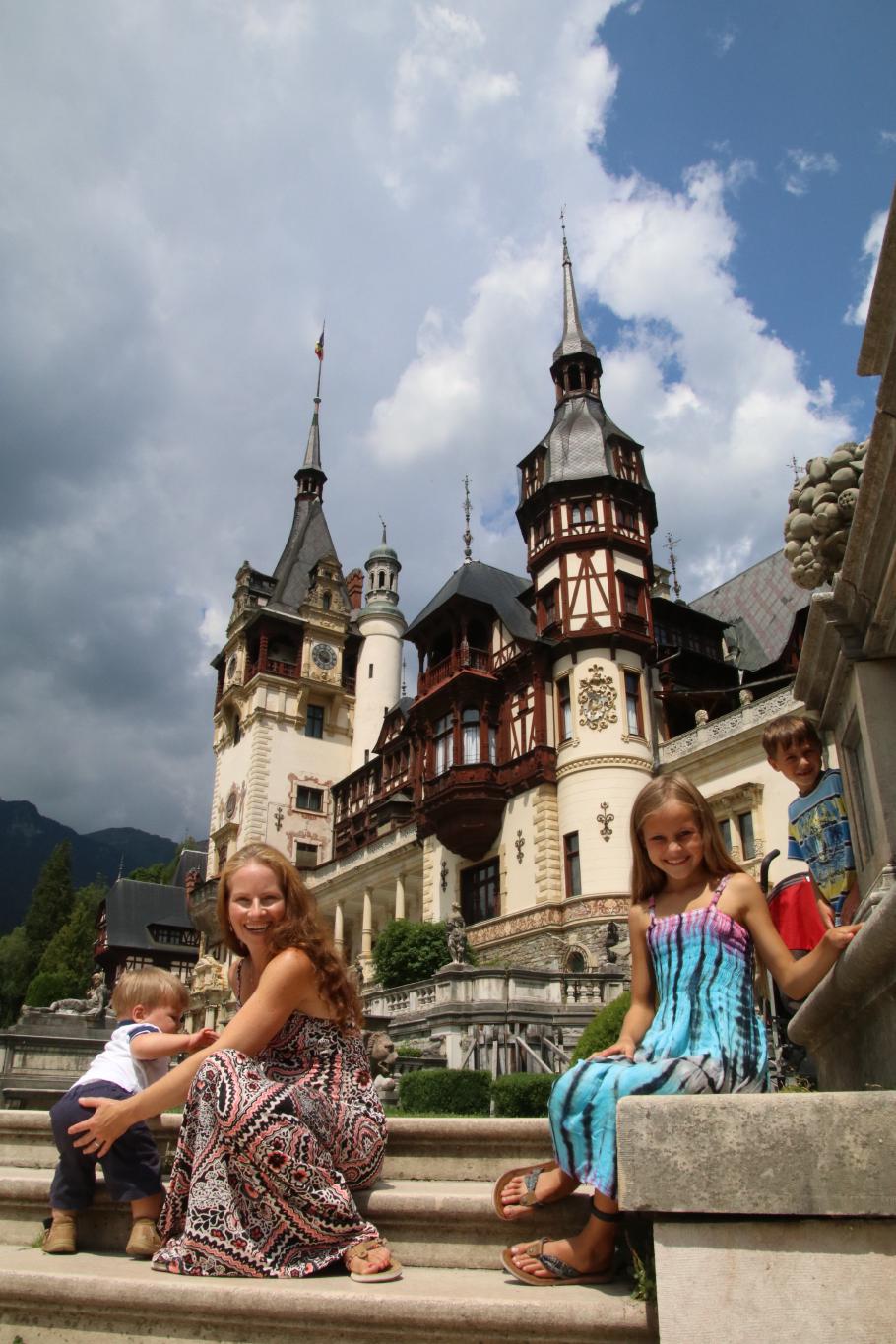 Noch scheint die Sonne, aber über den Bergen braut sich etwas zusammen.