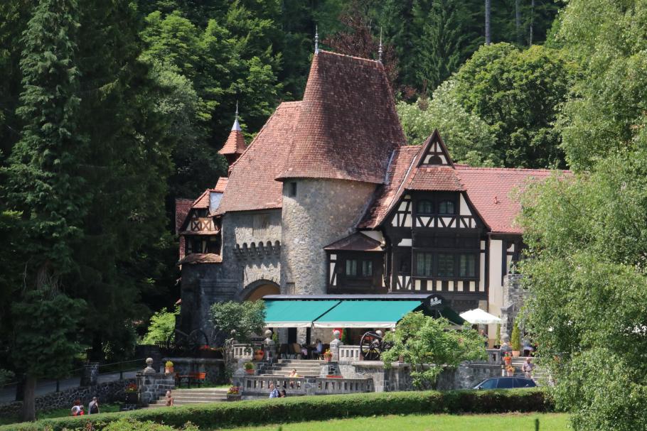 In Nebengebäuden wie diesem Jagdschloss sind Restaurants und Hotels untergebracht.