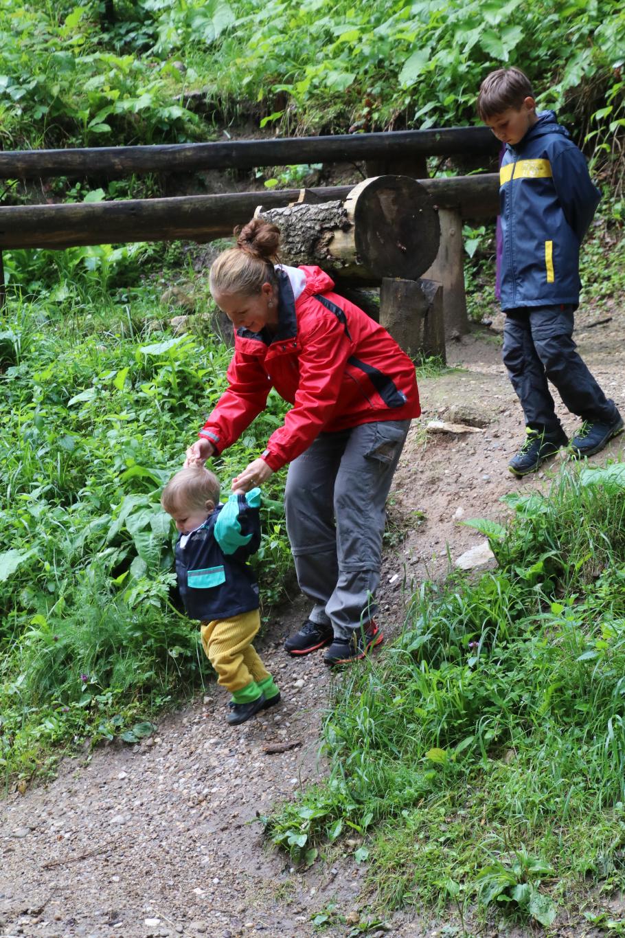 Mattis testet gleich mal seine Bergtauglichkeit.