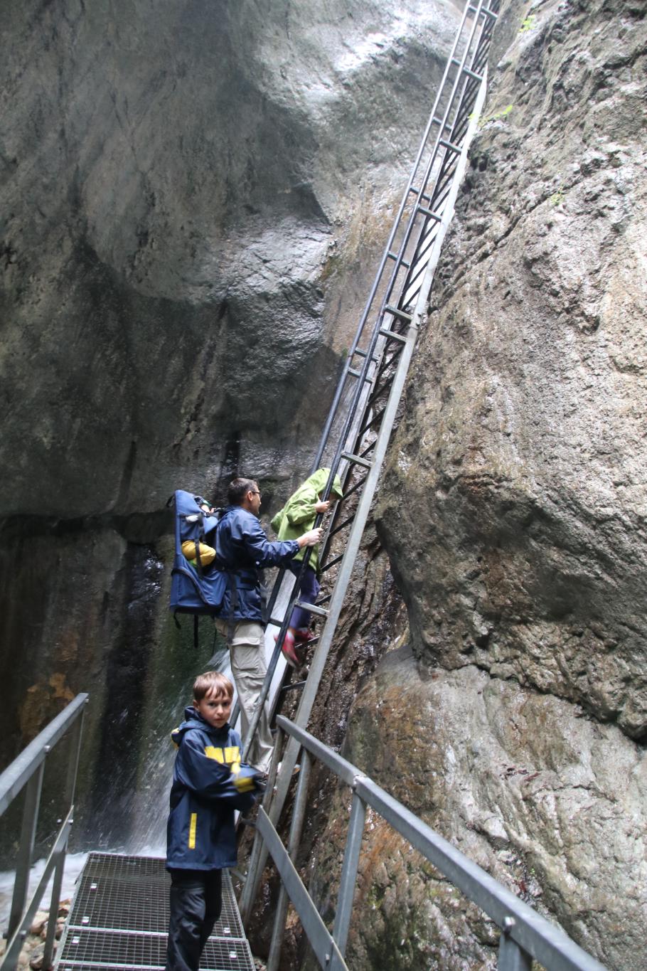 Hier geht es 15 Meter hinauf. Felix schaut ein wenig besorgt.