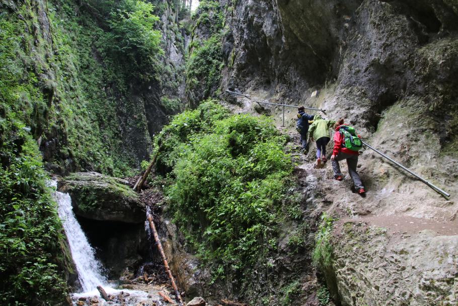 Am Ende der Leitern klettern wir noch ein Stück neben dem Fluss entlang.