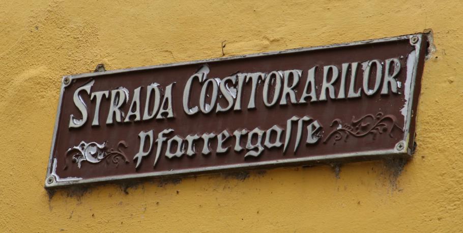 Viele Straßen und Geschäfte (und sogar der Friedhof) sind auf Deutsch beschriftet.