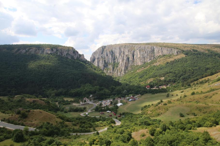 Die Schlucht sieht beeindruckend aus. Unten mittig ist unser Campingplatz zu sehen.