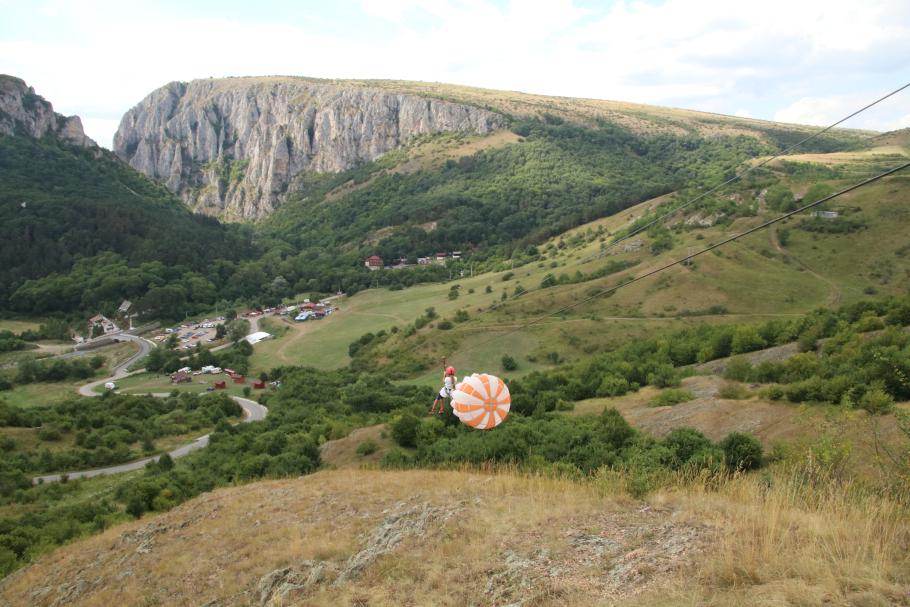 Der Bremsfallschirm reduziert die Geschwindigkeit auf unter 80 Stundenkilometer.