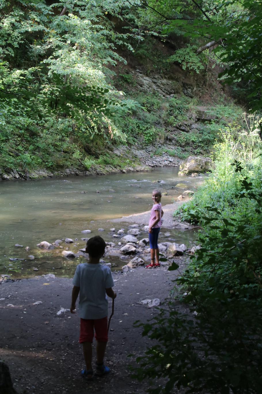 Unten am Fluss geht es los.