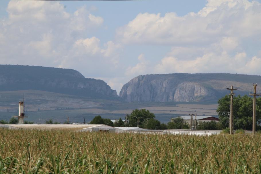 Schon von Weitem ist unser Ziel als Einschnitt in der Bergkette zu erkennen.