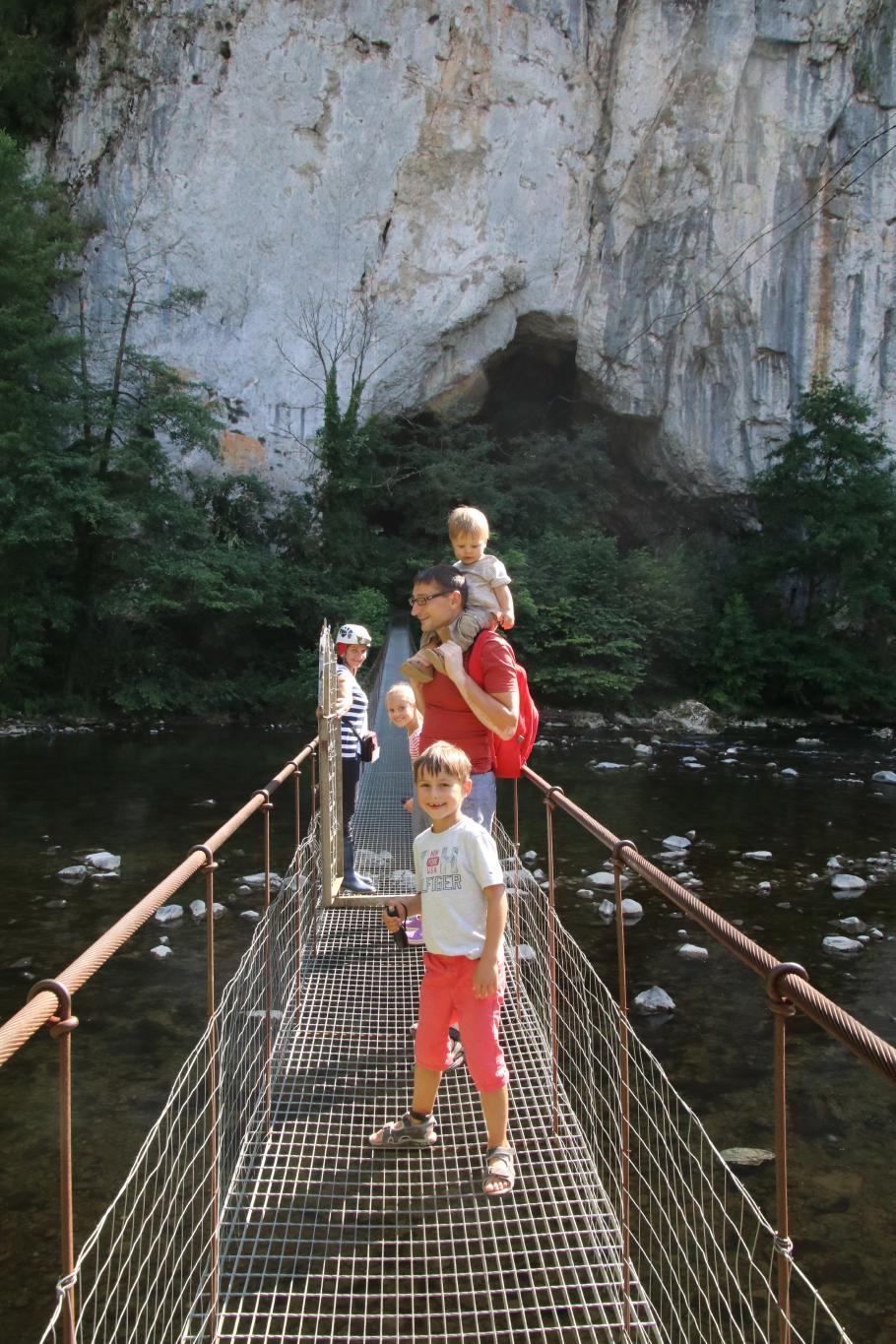 Vom Campingplatz aus führt eine Hängebrücke direkt zur Höhle.