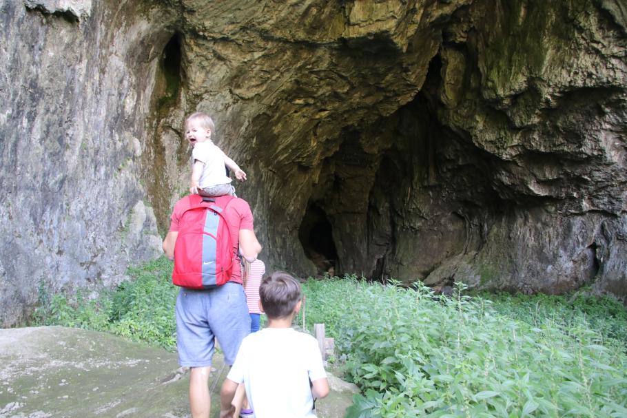Schon am Eingang wird es merklich kühler. Zum Glück haben wir Jacken im Gepäck.