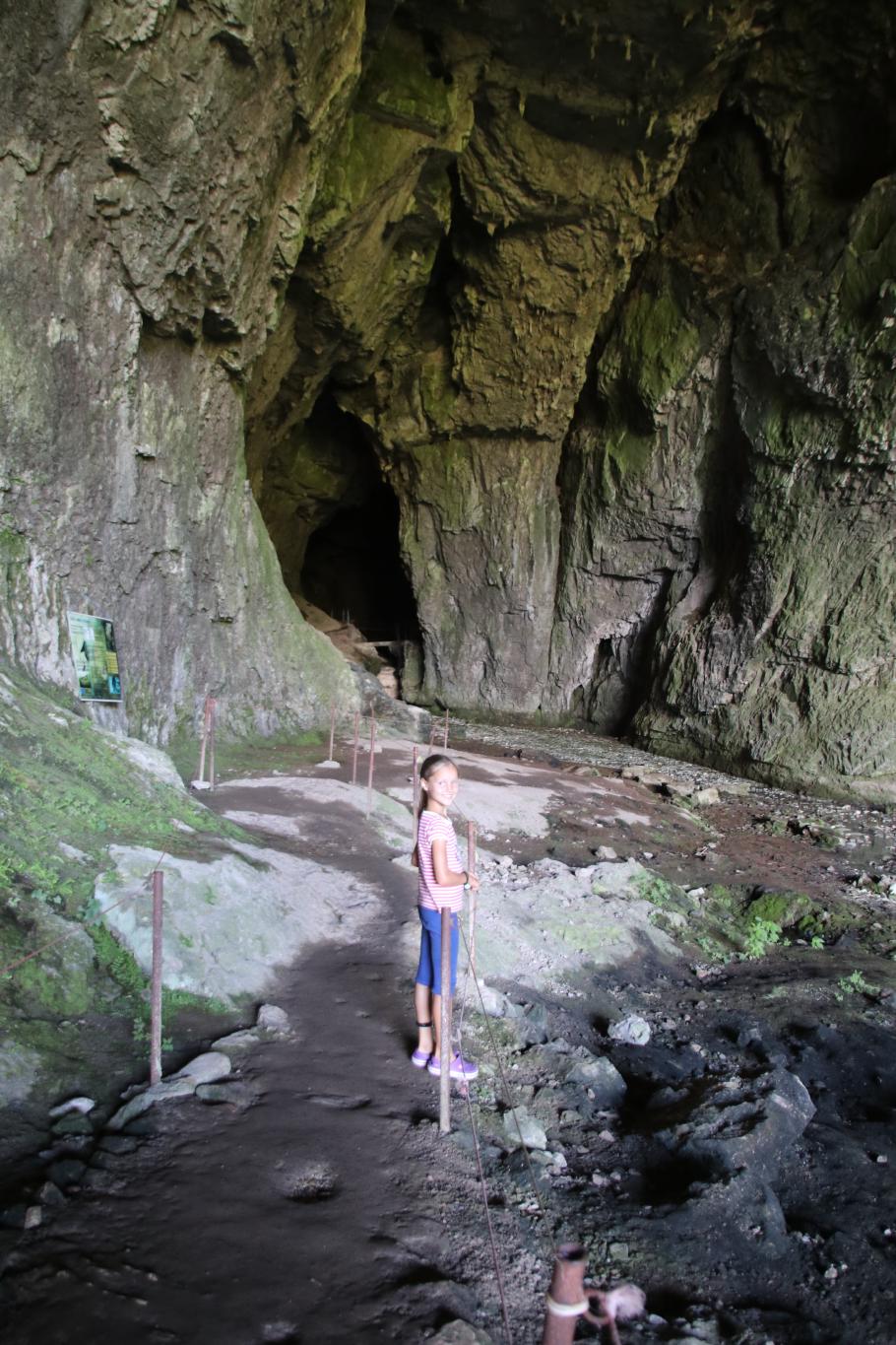 Beeinsdruckender Eingang. Drinnen ist es aber zu dunkel zum Fotografieren.