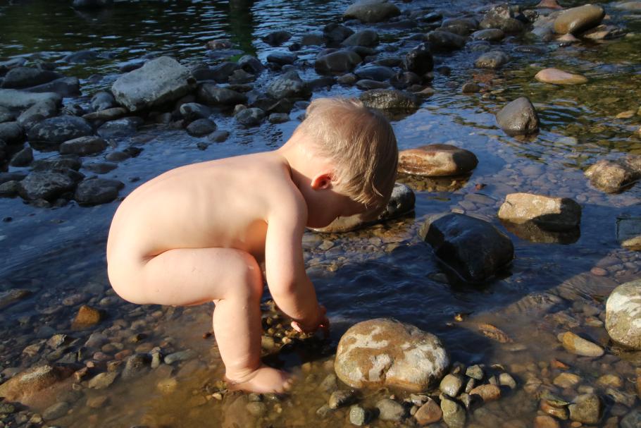 Mattis wühlt begeistert im Flussbett.