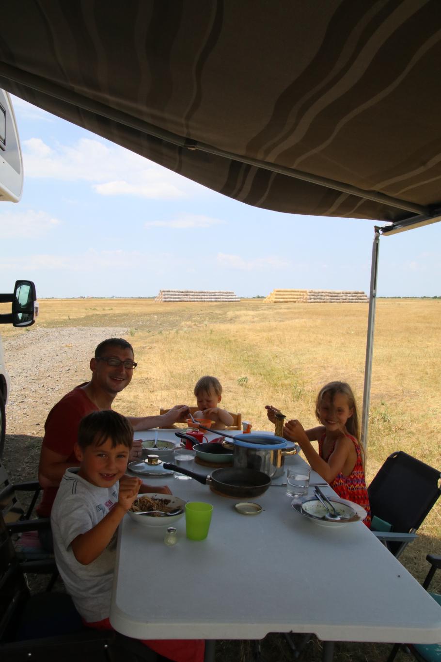 Zum Mittag gibt es Spaghetti mit Pesto bei strahlendem Sonnenschein inmitten der ungarischen Puszta.