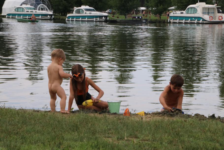Am Wasser buddeln ist immer noch die Lieblingsbeschäftigung aller drei Kinder.