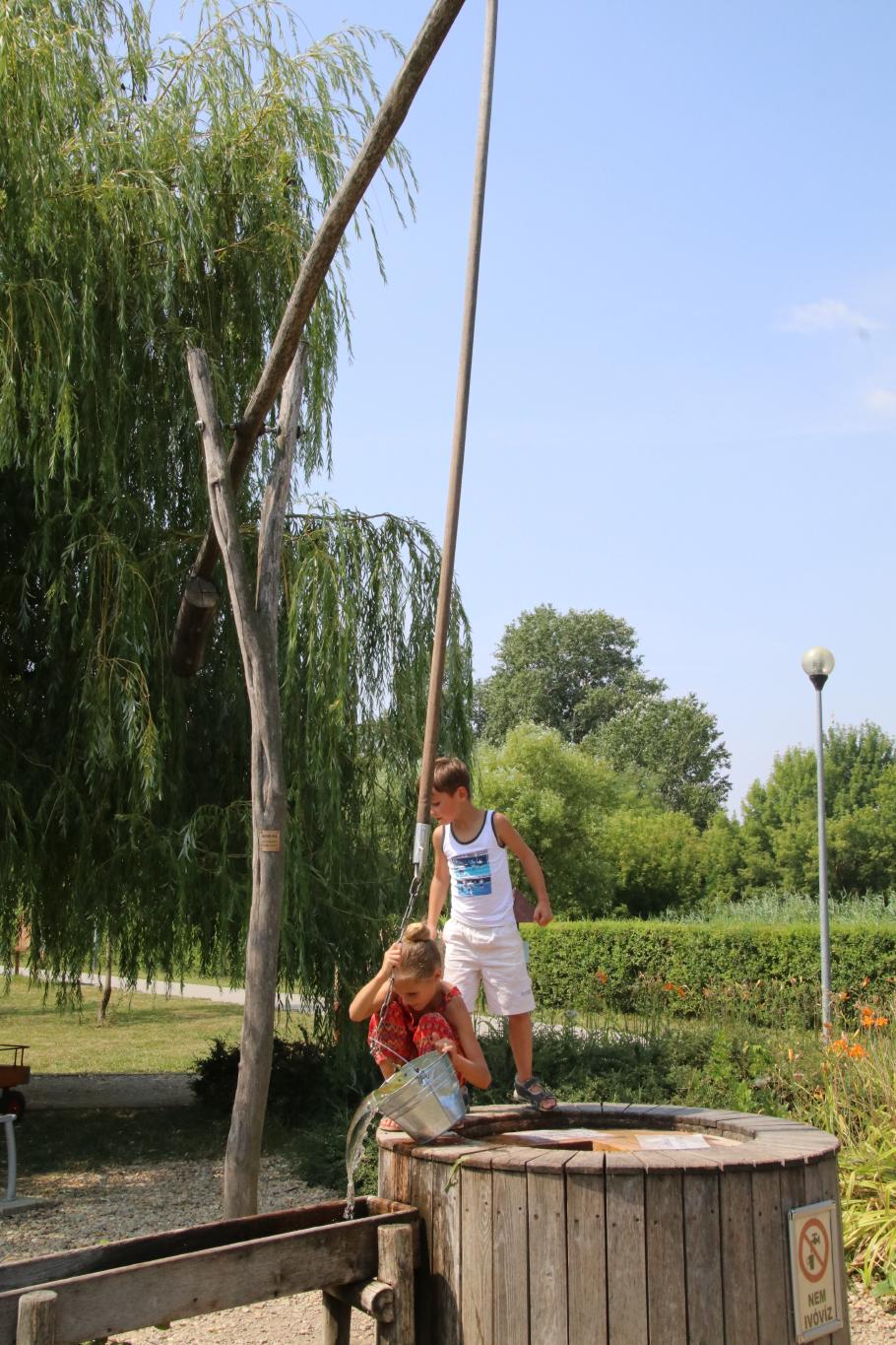 Am landestypischen Ziehbrunnen dürfen die Kinder selbst Wasser schöpfen.