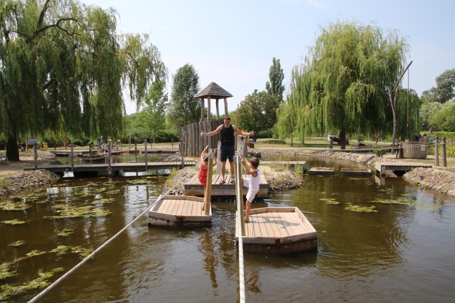 Ein Wettrennen gibt es auch. Annabell hat einen Vorteiln weil Felix nicht an Seil und Boden gleichzeitig rankommt.