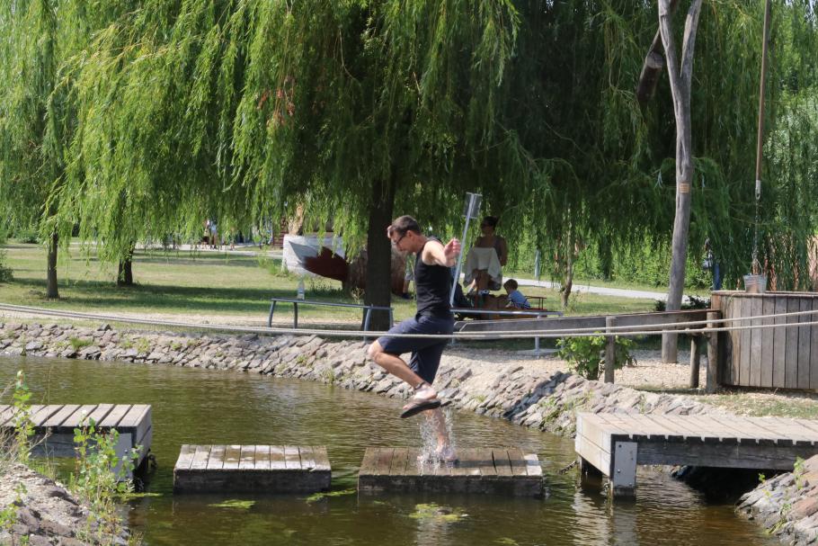 Über die wackeligen Flöße geht es am besten im Sprint. Dabei werde ich recht unvorteilhaft durchnässt.