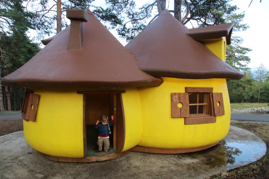 Mattis erkundet das Schlumpfdorf.