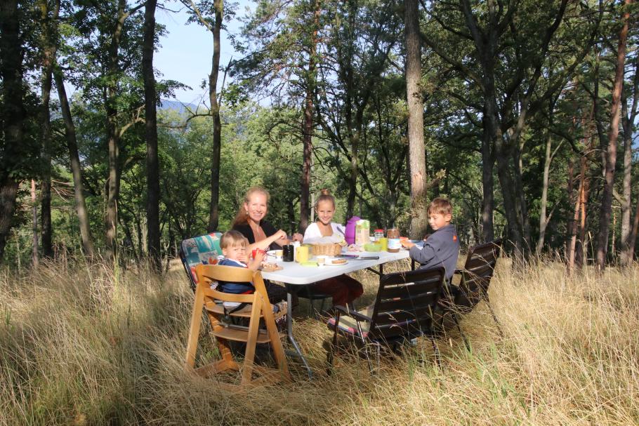 Sonntagsfrühstück im Wald.