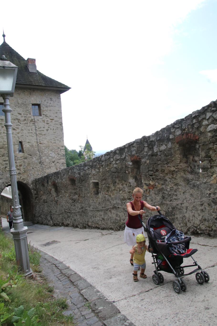 Zum Schloss Trenčín führt ein steiler Fußweg hoch. Mattis hat gerade Lust zu laufen.