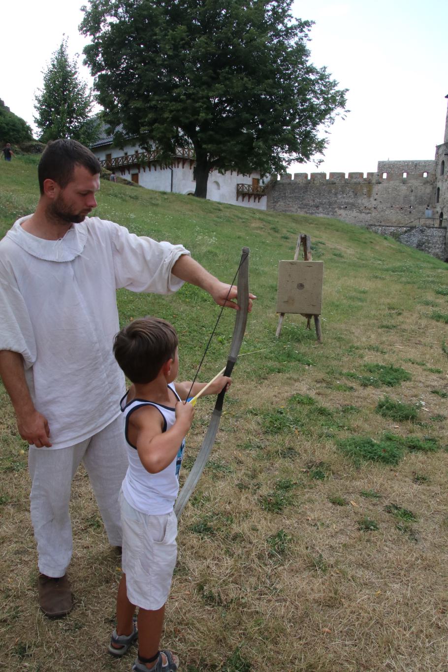 Für die Kinder gibt es Bogenschießen.