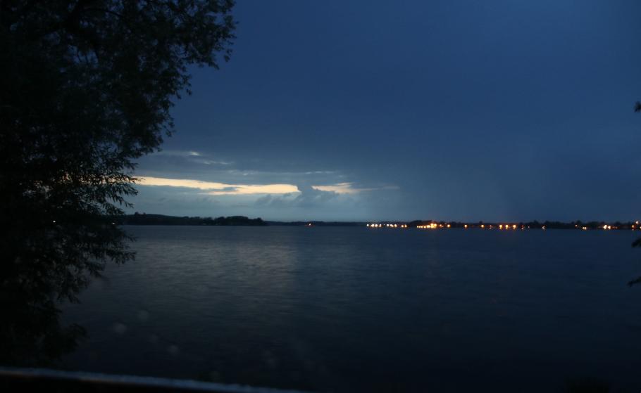 Keinen Meter weiter! Blick aus der Windschutzscheibe auf den See.