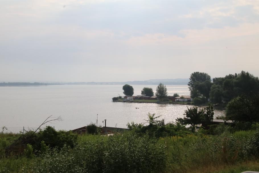 Überall am Seeufer gibt es Stellgelegenheiten für Wohnmobile.