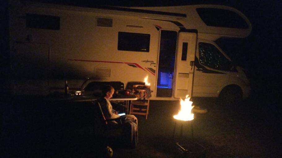 Feierabend! Die Kinder schlafen, Zeit für ein Glas Wein und ein gutes Buch.