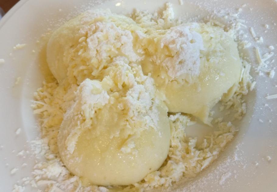 Des Einen Nachtisch, des Anderen Hauptgericht. Mit Aprikosen gefüllte Hefeklöse.