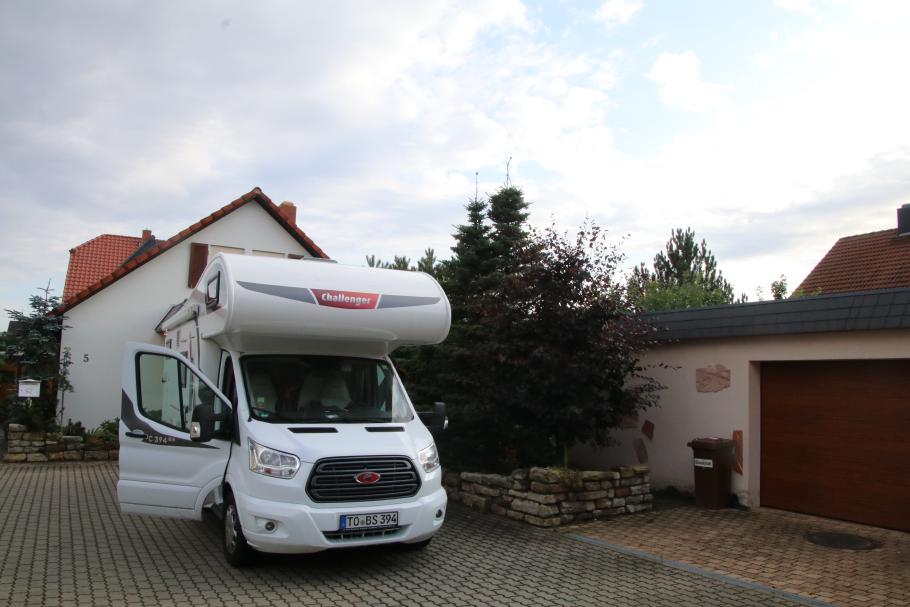 Als wir zu Hause ankommen, kommt gerade die Sonne hervor.