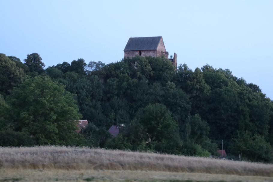 Überall gibt es Ruinen alter Burgen zu entdecken.