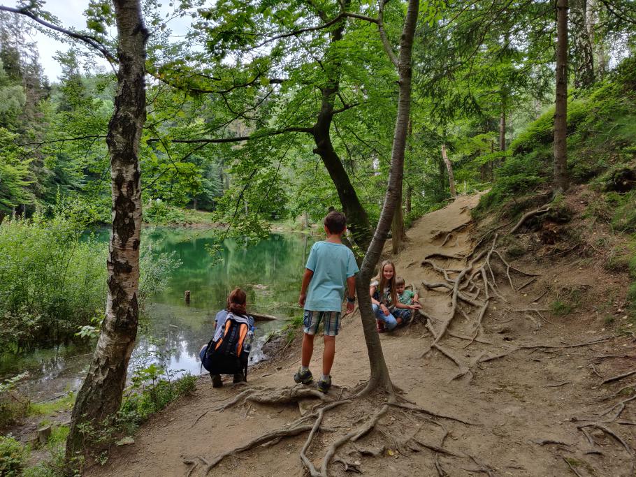 Der grüne See passt wundervoll in die Landschaft.