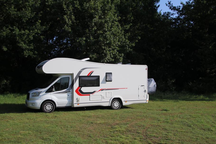 Stellplatz im Grünen am Rande von Warschau.