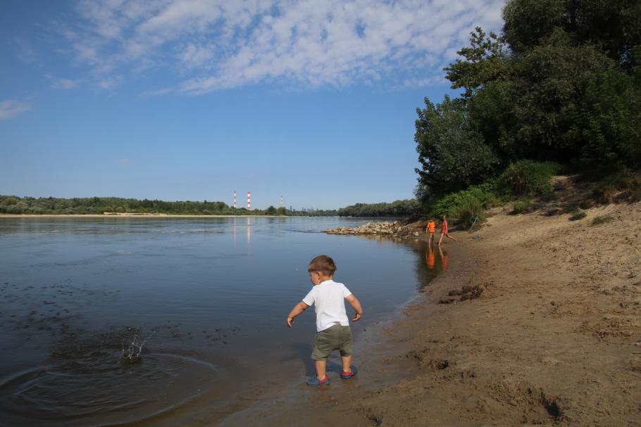 Mattis‘ Lieblingsbeschäftigung ist es, Steine ins Wasser zu werfen.