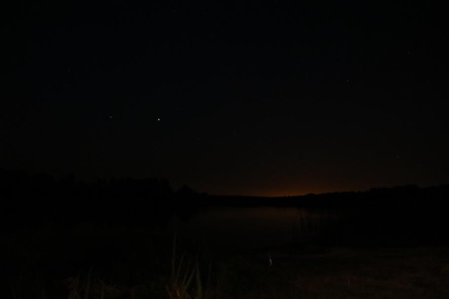 Hier ist es wirklich dunkel. Den Schimmer von Warschau sieht man nur auf der Langzeit-Belichtung.