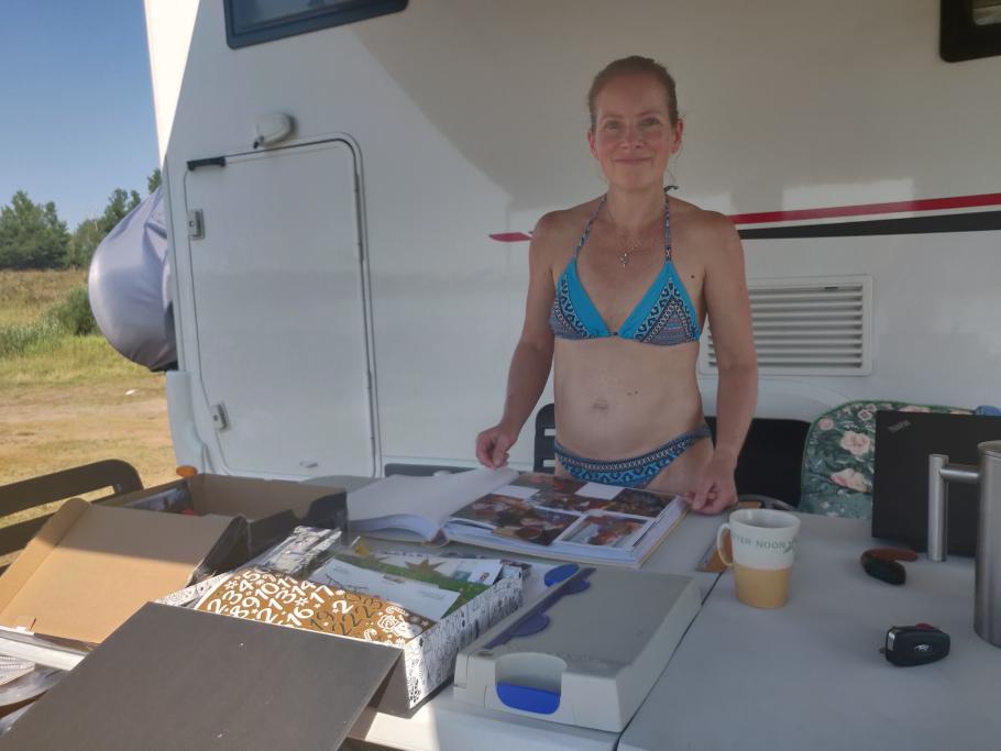 Anke nutzt die Zeit, um Fotoalben zu kleben.