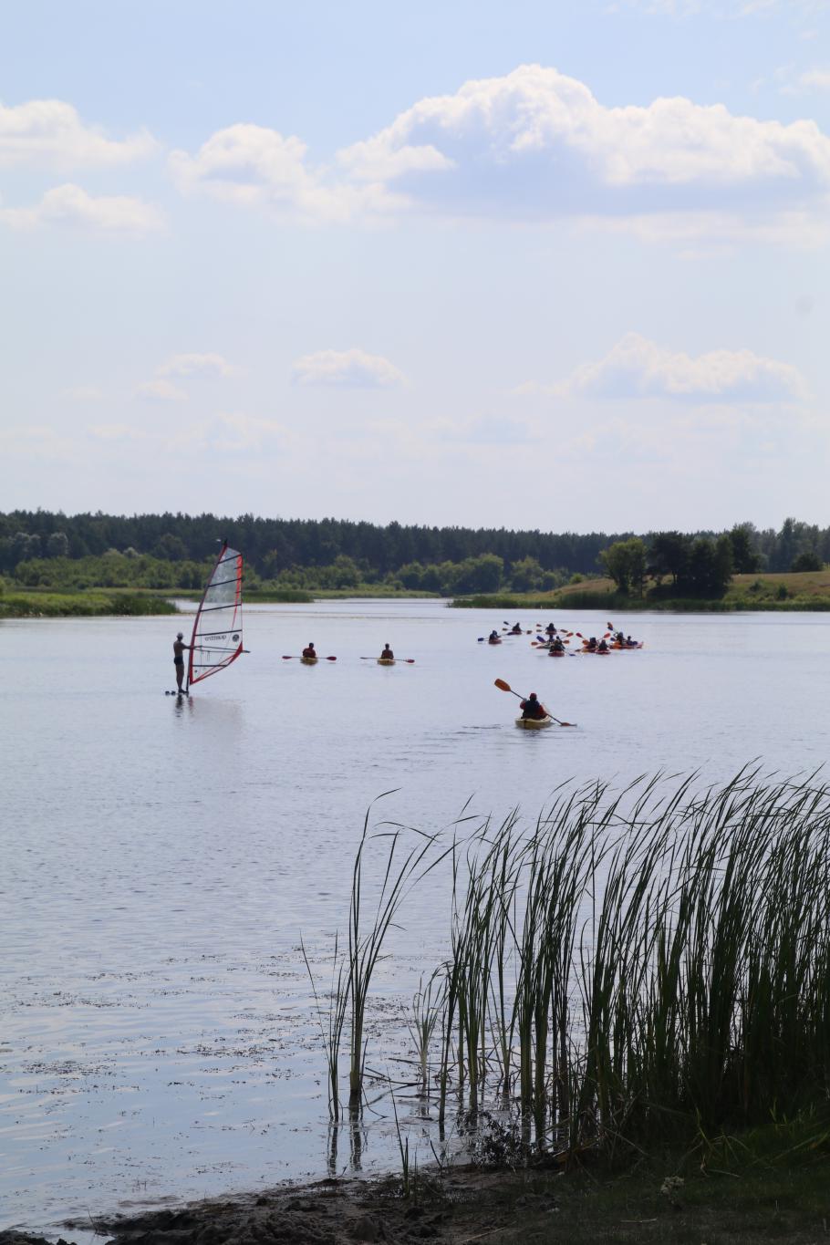 Anfangs reicht der Wind gerade noch, um mit den Kanuten mitzuhalten.