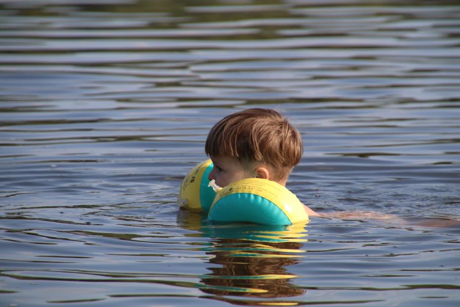 Mattis findet Gefallen am Schwimmen.